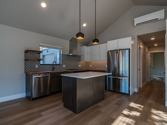 4th image of 1025 Stoddard St