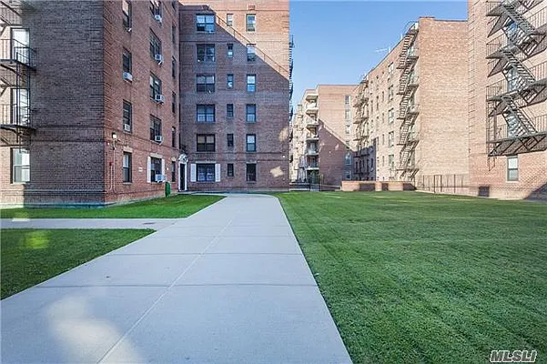 Sold by AAA Young Shuen Realty Inc. | media 23