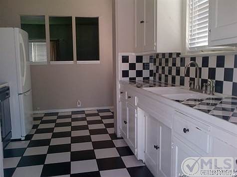 3rd image of 147 W Mariposa Dr