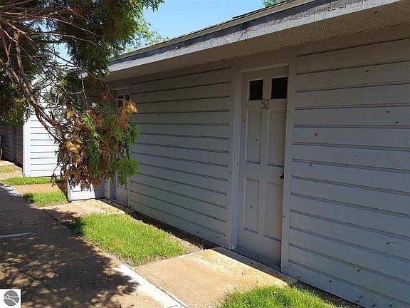 5th image of 403 W Lake St