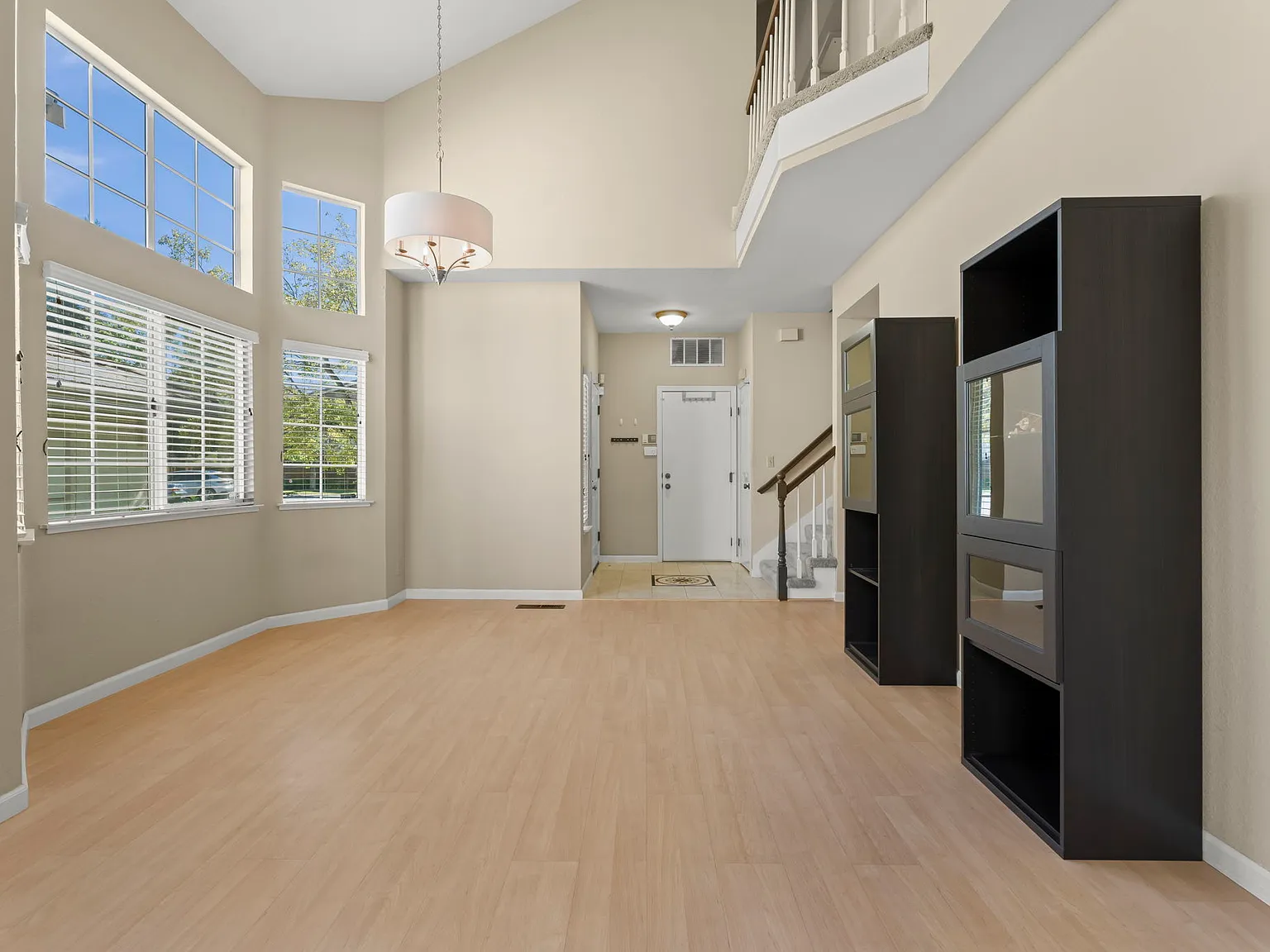 4 bed, 2.5 bath, 1960 sqft, $4,950 — Photo 4