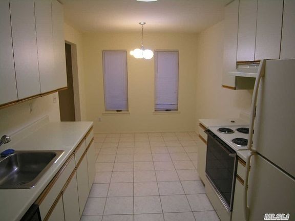 3rd image of 414 Elton Ct E