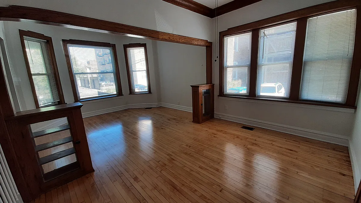 Living Room / Dining Room - 1914 N Fairfield Ave #1F