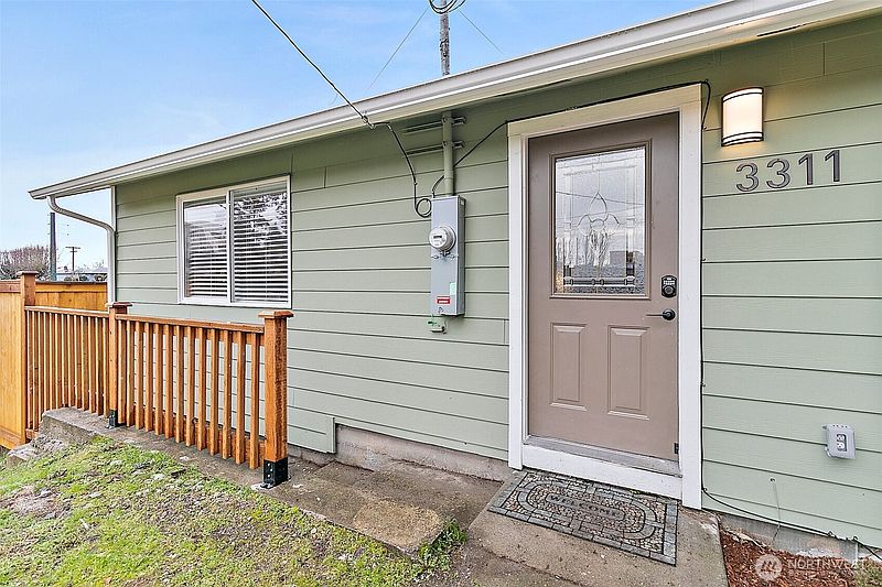 5th image of 3311 Bridgeport Way W
