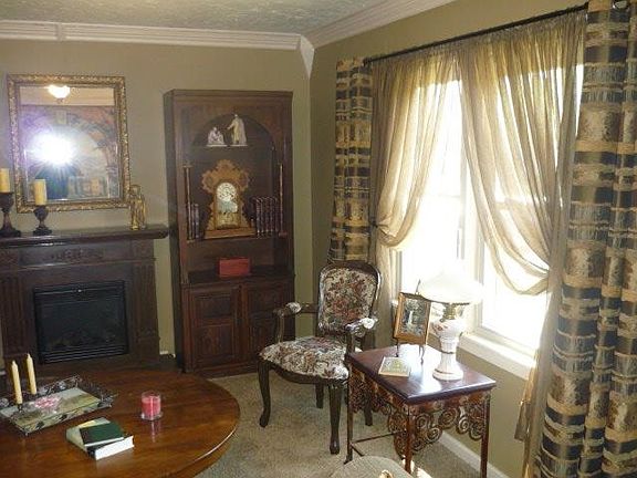 3rd image of 1103 E Franklin Cir