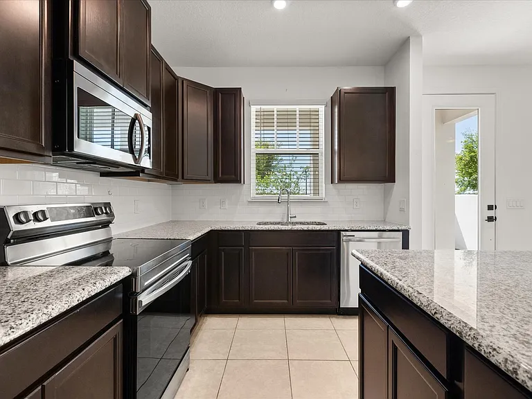 7059 Nemours Pkwy — Photo 4