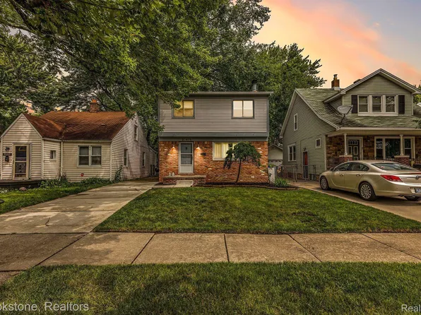 20471 Hollywood St, Harper Woods, MI 48225
