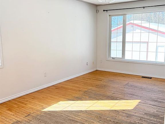 4th image of 83 E Aspen Cres