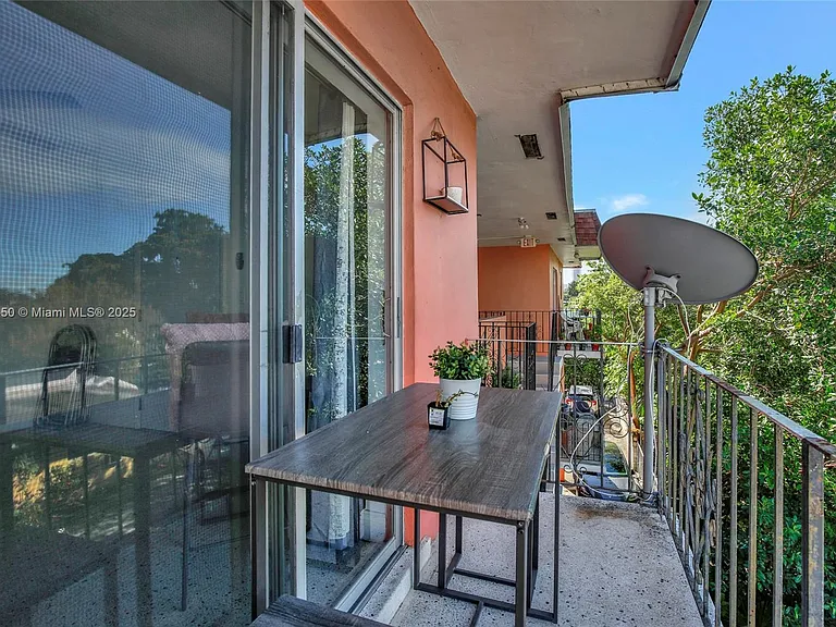 458 SW 9th St #8 — Photo 6