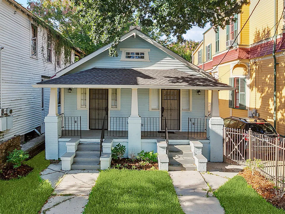1944 Jackson Ave