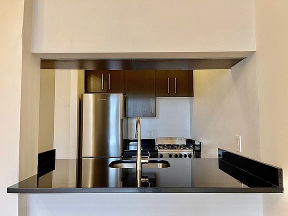 4th image of 30 Christopher St Penthouse K