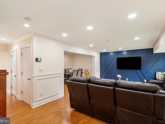 3rd image of 458 Livingston Dr