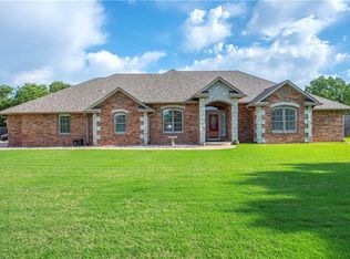 813 SW 42nd St, Moore, OK 73160