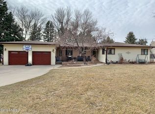 1365 Crestview Dr, Watertown, SD 57201