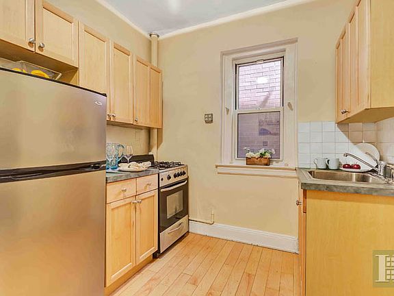 3rd image of 139 Norfolk St APT 3B