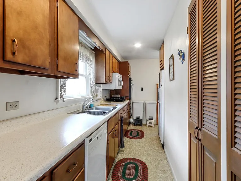 514 Franklin Ave — Photo 8
