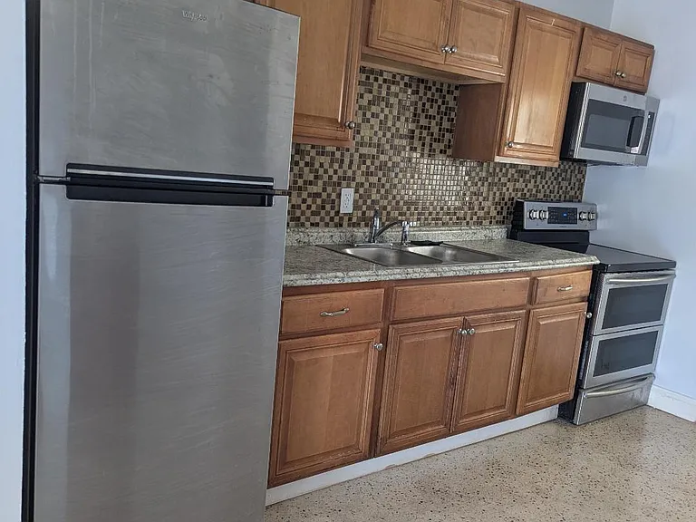 2736 Seneca Ave — Photo 8