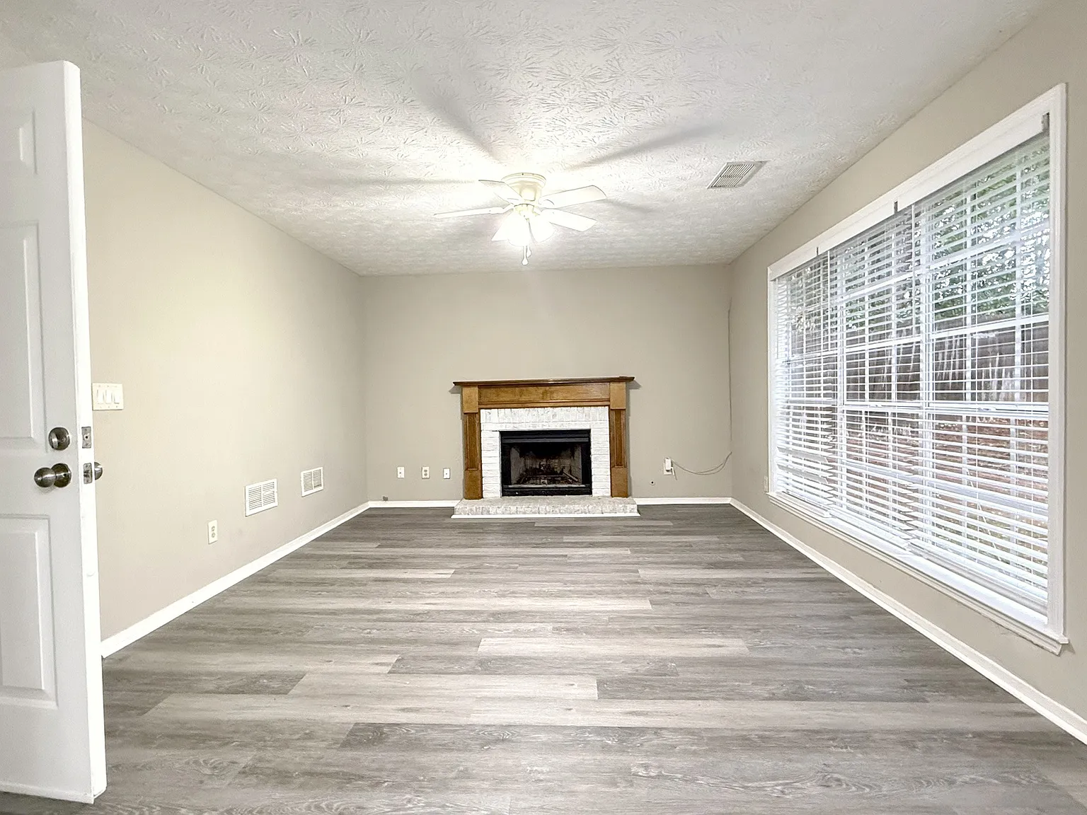 3 bed, 2.5 bath, 1580 sqft, $2,350 — Photo 3