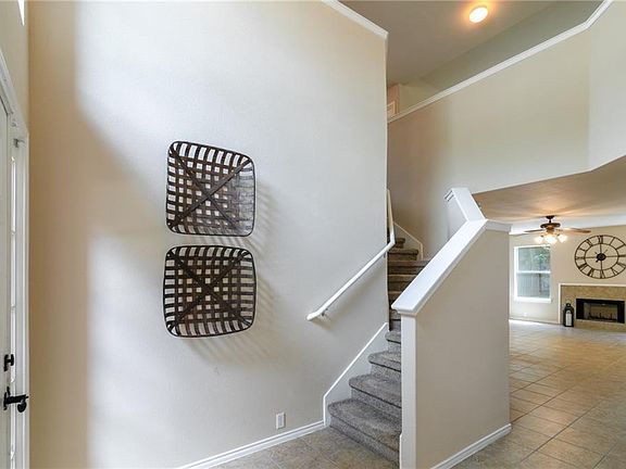 4th image of 525 Golden Creek Dr