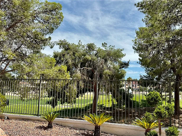 8645 Robinson Ridge Dr — Photo 25