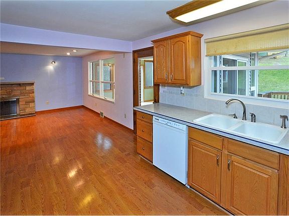 5th image of 216 Thornberry Dr
