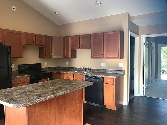 1 BED / 1 BATH UPSTAIRS