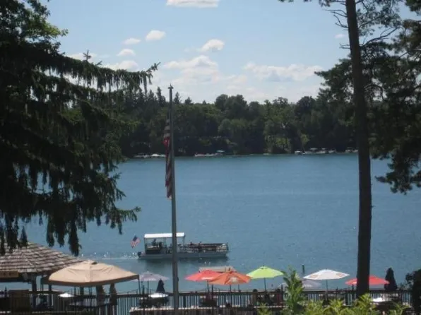 279 Victorian Village Dr APT 36, Elkhart Lake, WI 53020