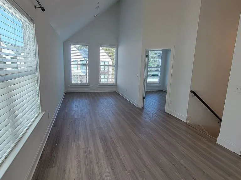 111 Pearl St — Photo 17
