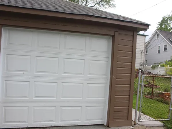 132 S Riverbank St, Wyandotte, MI 48192