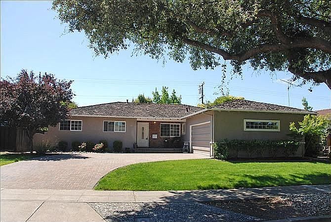 1st image of 827 Pear Ave