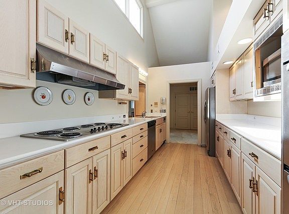 3rd image of 650 Crofton Ave S