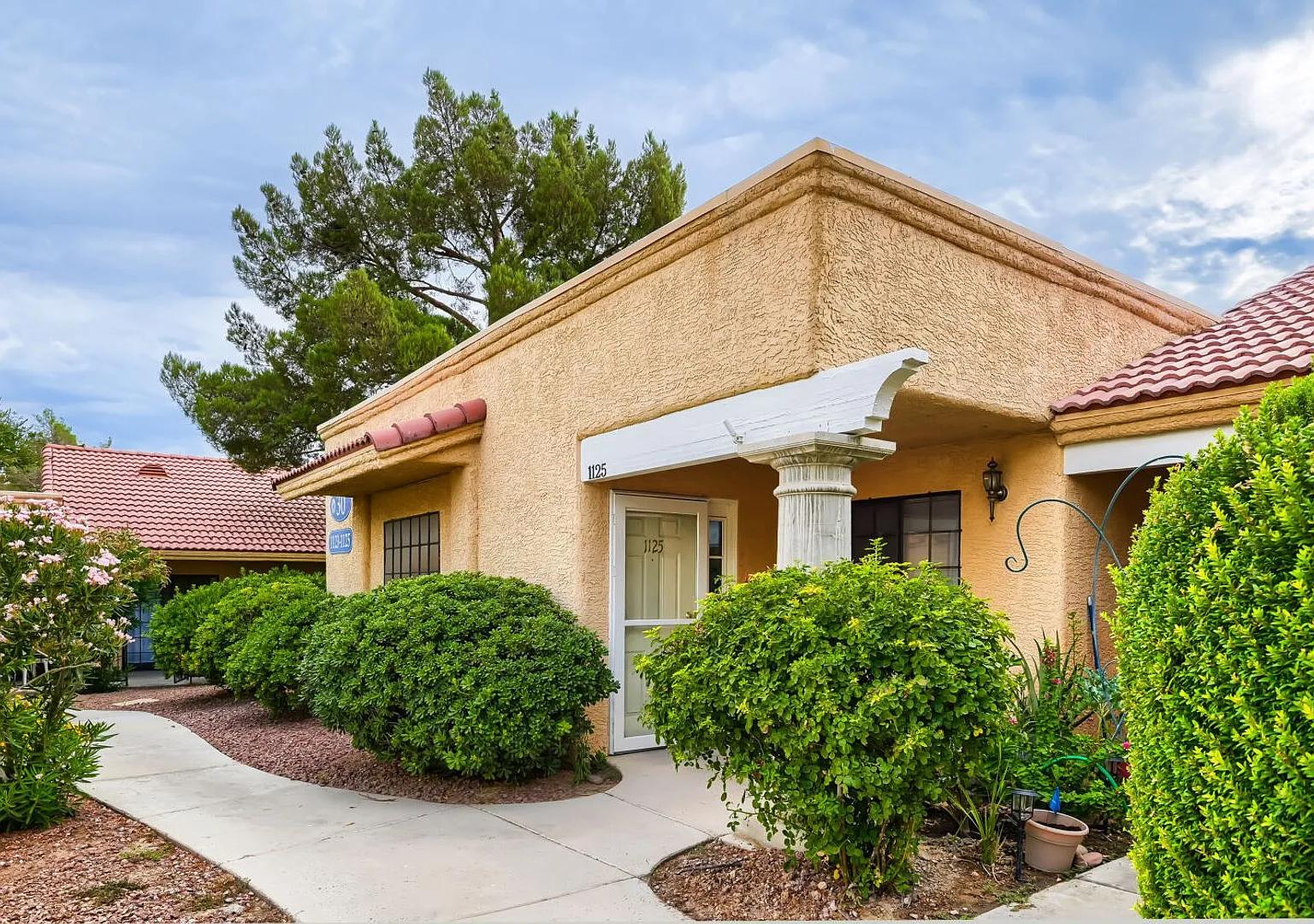 Charming 3-Bed Townhome in Quail Estates a Guard Gated 55+ Community with Amenities! — Photo 2