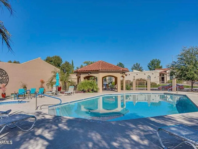 5521 E Paradise Dr — Photo 3