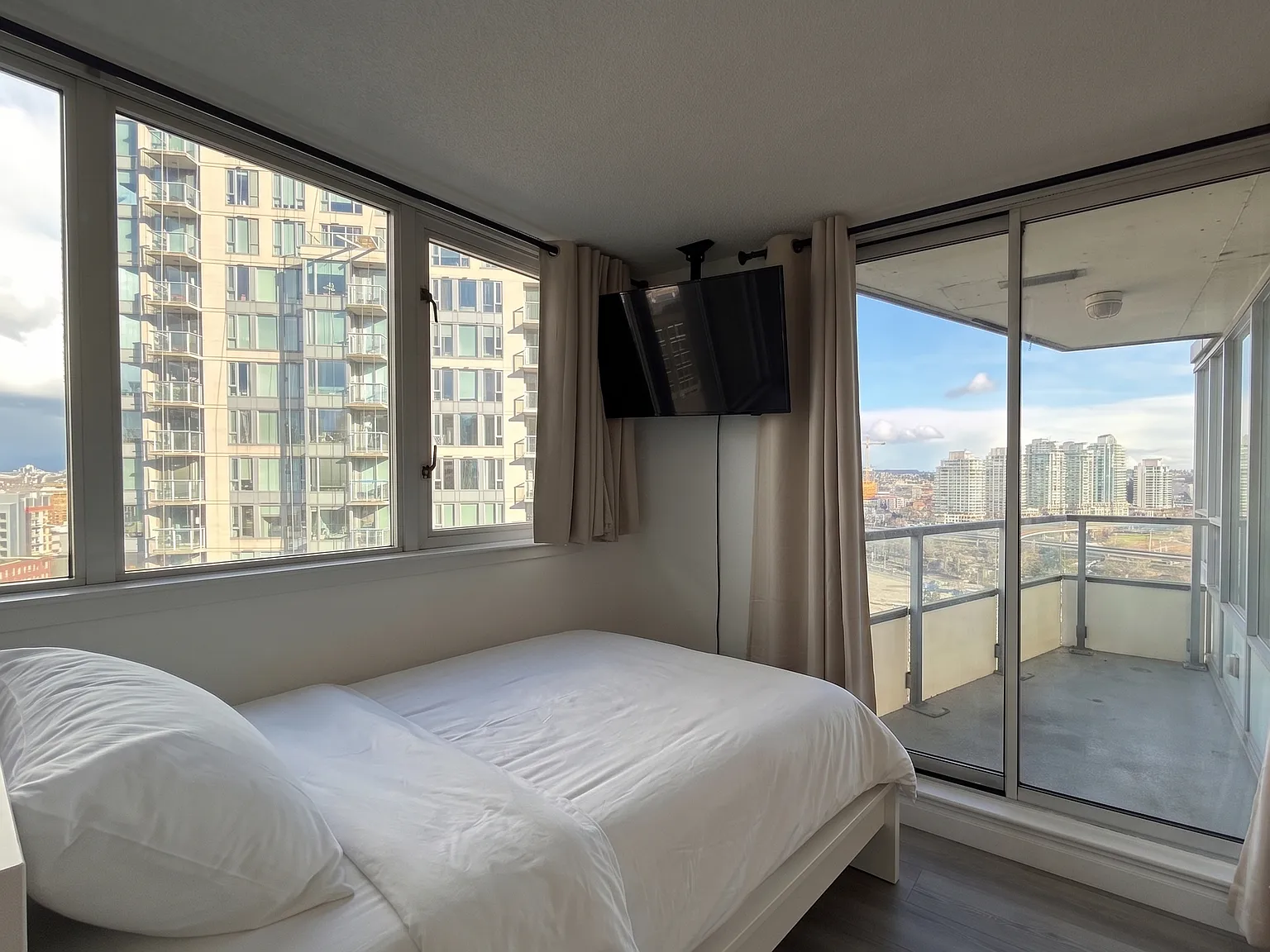4 bed, 1000 sqft, $2,200 — Photo 1