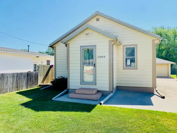 1306 Peninah St, Yankton, SD 57078