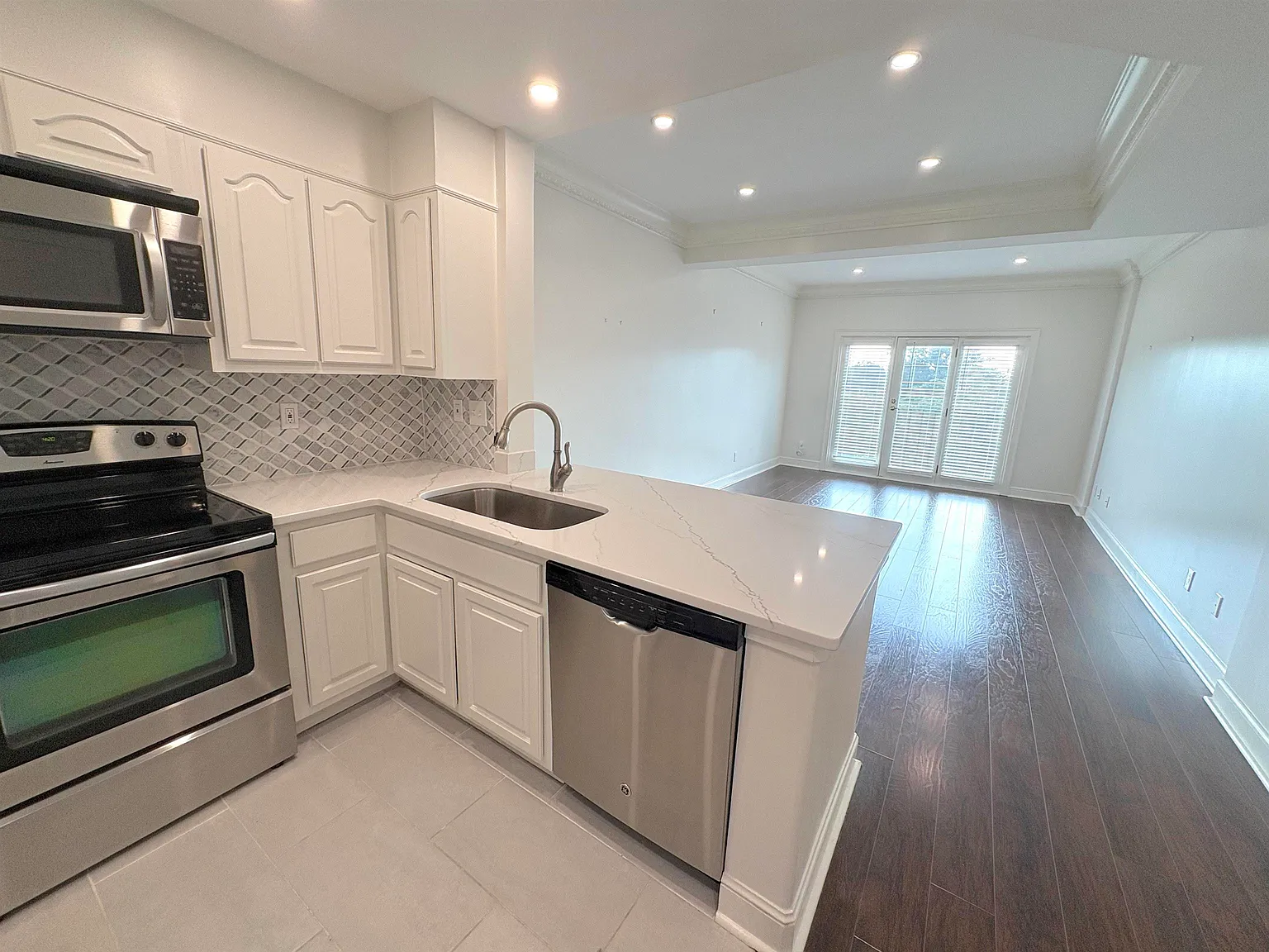 1 bed, 1.0 bath, 997 sqft, $1,800 — Photo 1