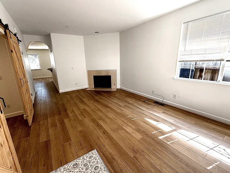 2117 Devonshire Dr — Photo 2