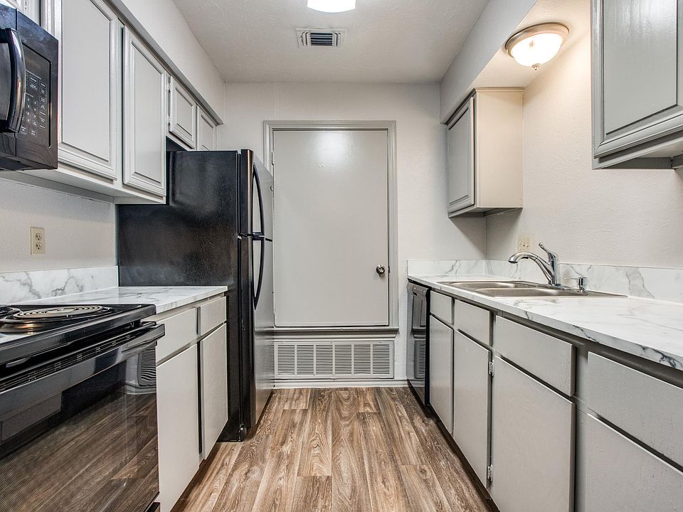 2nd image of 1108 N Elm St APT 1