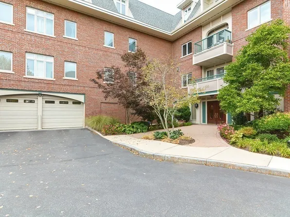 630 Hammond St APT 205, Brookline, MA 02467
