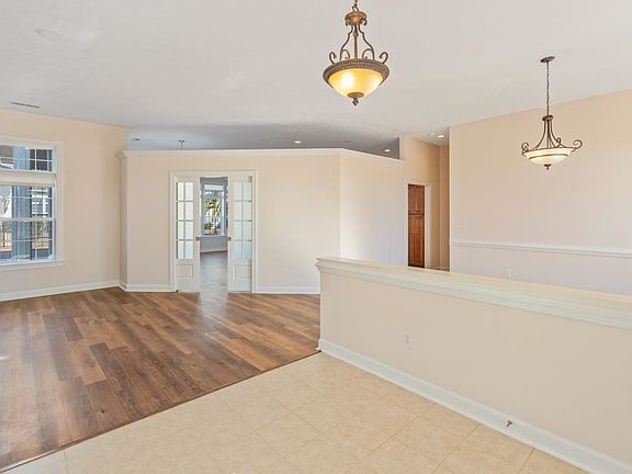 4th image of 713 Woodcrest Way