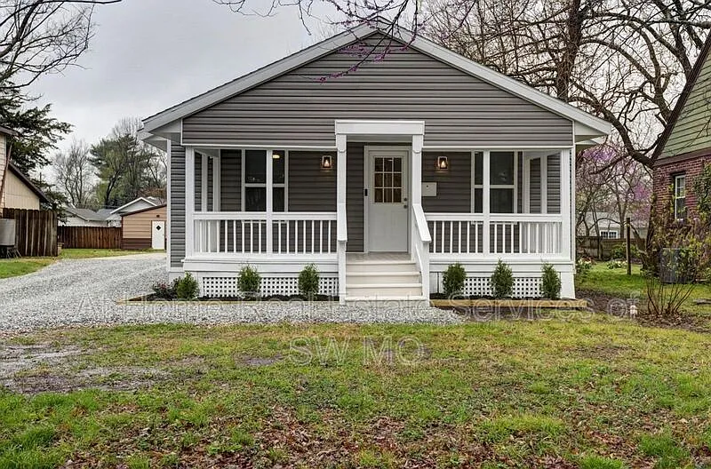 3 bed, 2.0 bath, 1216 sqft, $1,630 — Photo 2