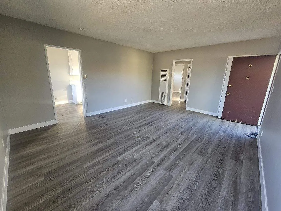 2 bed, 975 sqft, $2,400 — Photo 1