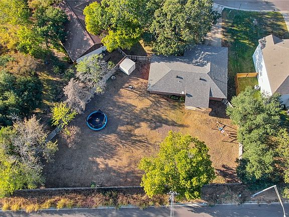 2nd image of 1424 Magnolia Dr