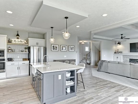 3rd image of 18833 Taylor Cir