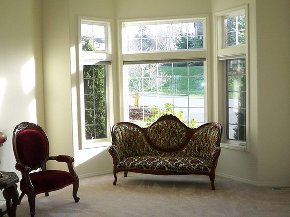 Fml living rm w/bay window