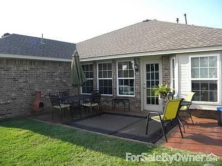 Extended Patio : Plenty of room for entertaining!