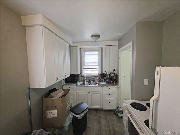 3rd image of 18499 Pierson St