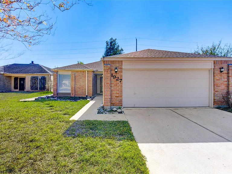 1927 Ash Meadow Dr — Photo 3