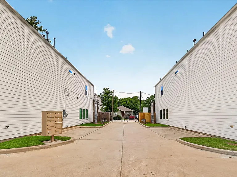 328 Neyland St — Photo 21