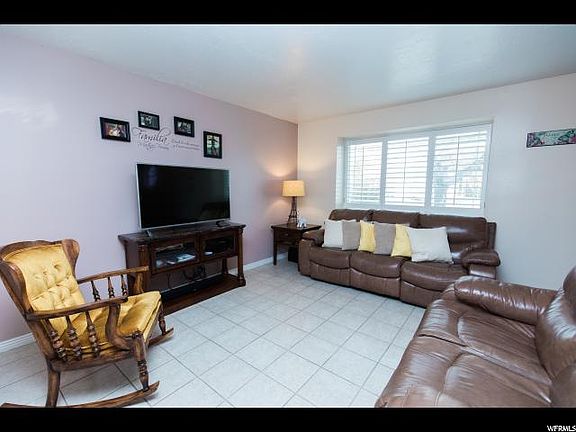 4th image of 1561 N Baroness St